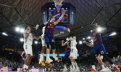 Fotografía de archivo en la que el jugador checo del FC Barcelona, Jan Vesely (3i), pelea un rebote durante el partido de la novena jornada de la fase regular de la EuroLiga entre el Barça y el Real Madrid, en el Palau Blaugrana. EFE/ Enric Fontcuberta.