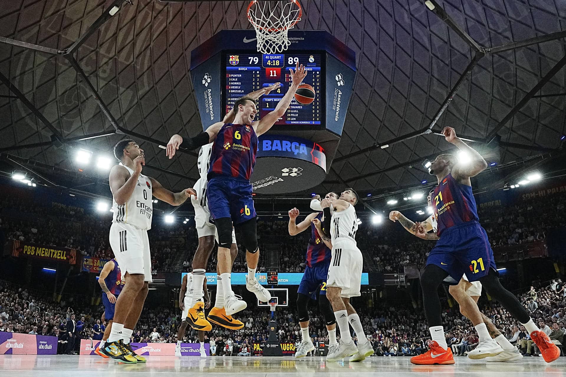 Fotografía de archivo en la que el jugador checo del FC Barcelona, Jan Vesely (3i), pelea un rebote durante el partido de la novena jornada de la fase regular de la EuroLiga entre el Barça y el Real Madrid, en el Palau Blaugrana. EFE/ Enric Fontcuberta.