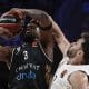 El base argentino del Real Madrid, Facundo Campazzo (d) defiende al alero estadounidense del Dubai Basketball, Dwayne Bacon, durante el partido de la jornada 19 de la EuroLiga que Real Madrid y Dubai Basketball disputan este viernes en el Movistarf Arena, en Madrid. EFE/Sergio Pérez