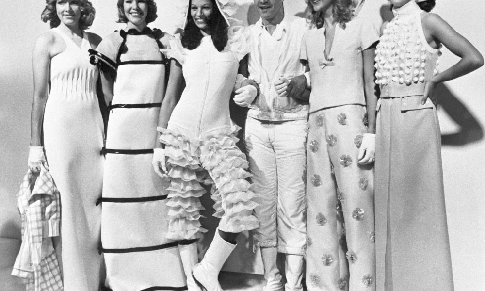 PARIS, 25/01/1973.- El modisto André Courreges con una muestra de su colección para la primavera y verano próximos. EFE/Foto Fiel/Archivo