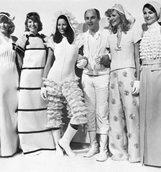 PARIS, 25/01/1973.- El modisto André Courreges con una muestra de su colección para la primavera y verano próximos. EFE/Foto Fiel/Archivo