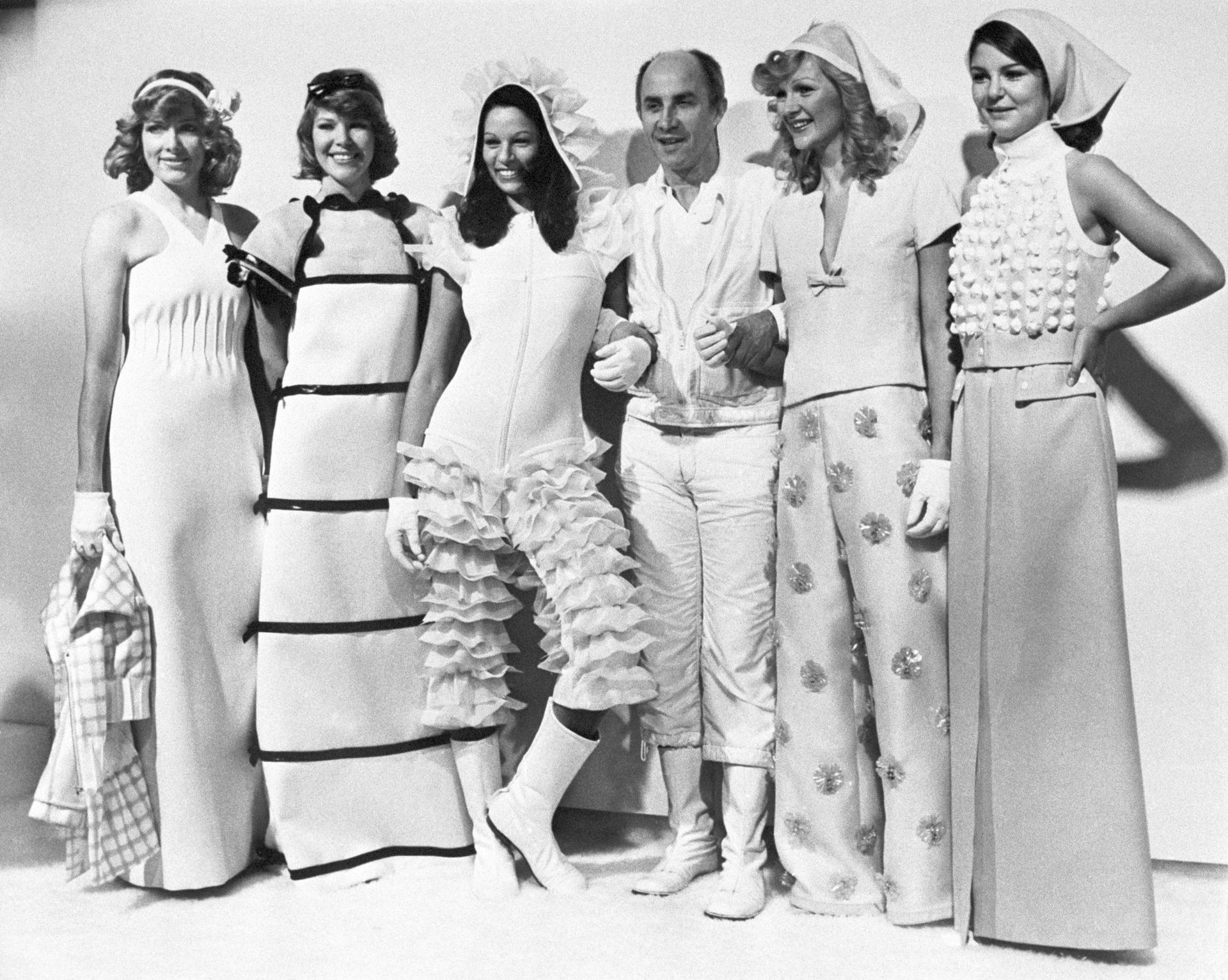 PARIS, 25/01/1973.- El modisto André Courreges con una muestra de su colección para la primavera y verano próximos. EFE/Foto Fiel/Archivo