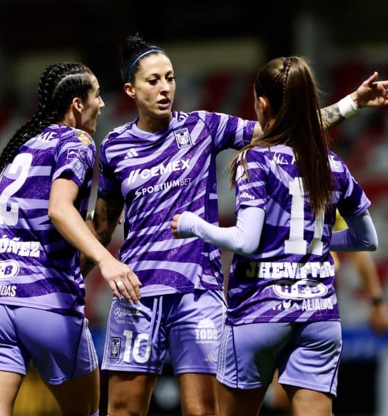 Diana Ordoñez (i), Jennifer Hermoso (c) y Jheniffer Da Silva (d) de Tigres celebran un gol este miércoles, durante un partido de la Liga MX Femenina entre Toluca y Tigres en el estadio Nemesio Diez en Toluca (México). EFE/Felipe Gutiérrez