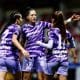 Diana Ordoñez (i), Jennifer Hermoso (c) y Jheniffer Da Silva (d) de Tigres celebran un gol este miércoles, durante un partido de la Liga MX Femenina entre Toluca y Tigres en el estadio Nemesio Diez en Toluca (México). EFE/Felipe Gutiérrez