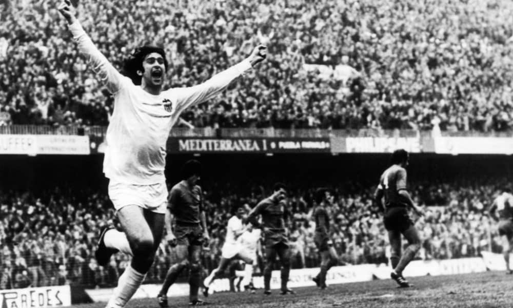 Foto de archivo del delantero argentino del Valencia Mario Alberto Kempes celebrando un gol durante el partido de Liga disputado ante el Real Madrid, en el estadio Luis Casanova, el 27 de enero de 1980. EFE/voo