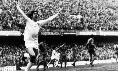 Foto de archivo del delantero argentino del Valencia Mario Alberto Kempes celebrando un gol durante el partido de Liga disputado ante el Real Madrid, en el estadio Luis Casanova, el 27 de enero de 1980. EFE/voo
