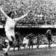 Foto de archivo del delantero argentino del Valencia Mario Alberto Kempes celebrando un gol durante el partido de Liga disputado ante el Real Madrid, en el estadio Luis Casanova, el 27 de enero de 1980. EFE/voo