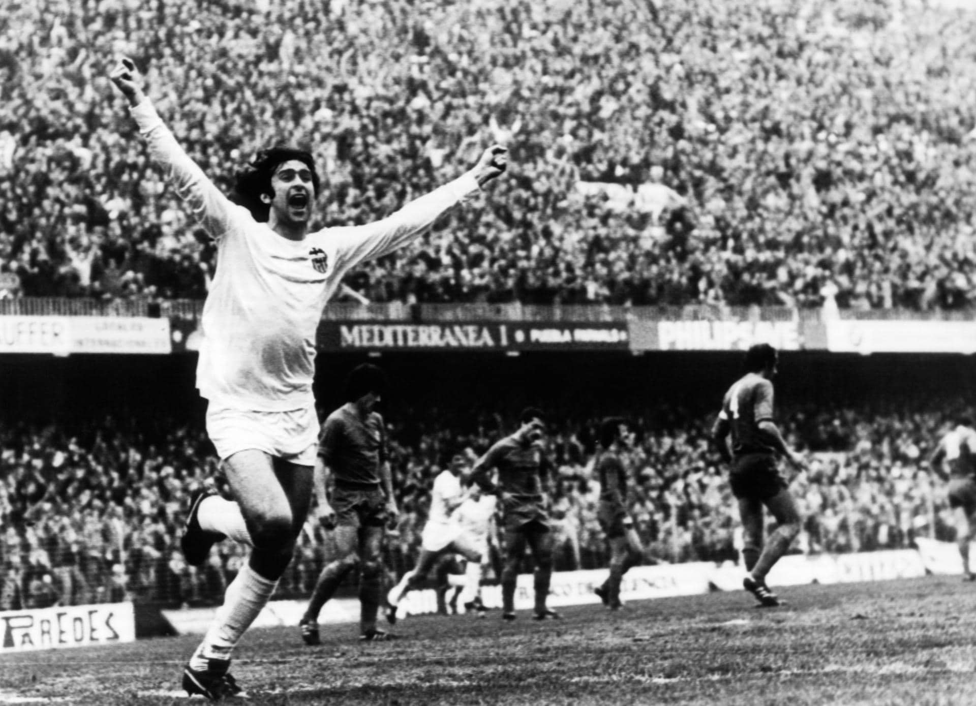 Foto de archivo del delantero argentino del Valencia Mario Alberto Kempes celebrando un gol durante el partido de Liga disputado ante el Real Madrid, en el estadio Luis Casanova, el 27 de enero de 1980. EFE/voo