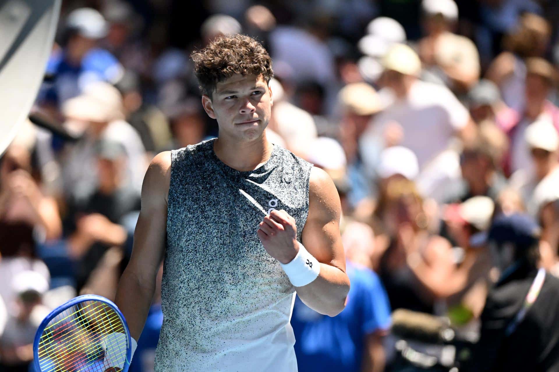 El estadounidense Ben Shelton, octavo favorito, celebra un punto durante su victoria ante su compatriota Dane Sweeny en el Abierto de Australia.
EFE/EPA/JAMES ROSS AUSTRALIA AND NEW ZEALAND OUT