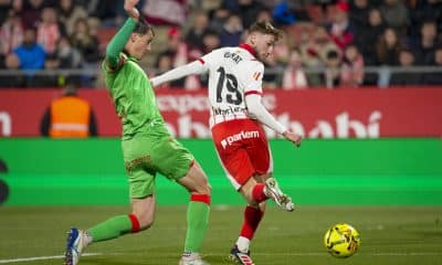 El delantero ucraniano del Girona, Vladyslav Vanat (d), remata ante el defensor de Osasuna en la jugada que ha conseguido el primer gol de su equipo durante el encuentro correspondiente a la jornada 19 de Laliga EA Sports que disputaron Girona y Osasuna en el estadio municipal de Montilivi, en la capital gerundense. EFE/David Borrat.