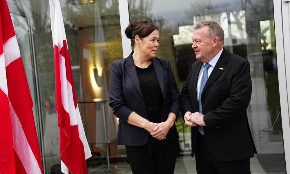 El ministro de Asuntos Exteriores de Dinamarca, Lars Loekke Rasmussen (der.), y la ministra de Asuntos Exteriores de Groenlandia, Vivian Motzfeldt (izq.), se preparan en la embajada danesa antes de una reunión con el vicepresidente estadounidense, J. D. Vance, y el ministro de Asuntos Exteriores de Estados Unidos, Marco Rubio, en Washington D. C., EE. UU., el 14 de enero de 2026. EFE/EPA/Mads Claus Rasmussen DENMARK OUT