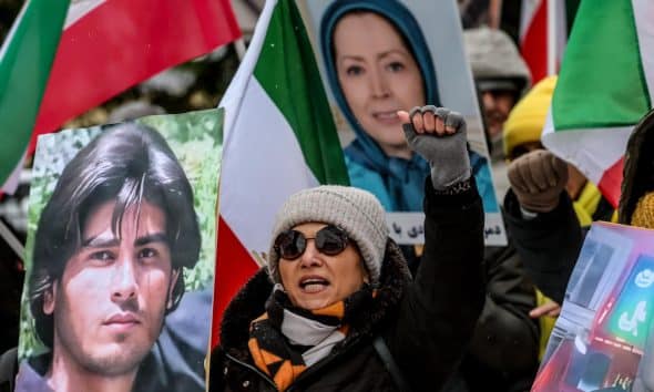 Imagen de las protestas de iraníes en Berlín por la situación económica de su país. EFE/EPA/FILIP SINGER