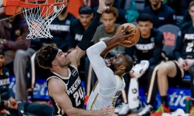 El escolta de los Boston Celtics Jaylen Brown (d) prueba a canasta ante la marca del pívot de los Atlanta Hawks Corey Kispert (i) durante el juego de este sábado en Atlanta (Georgia) EFE/EPA/ERIK S. LESSER SHUTTERSTOCK OUT