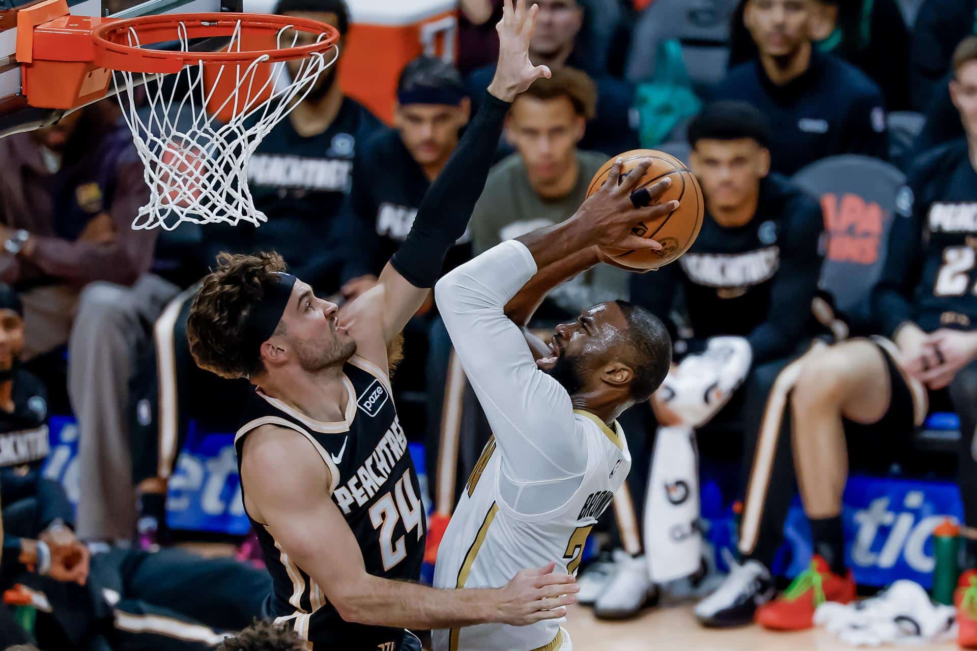 El escolta de los Boston Celtics Jaylen Brown (d) prueba a canasta ante la marca del pívot de los Atlanta Hawks Corey Kispert (i) durante el juego de este sábado en Atlanta (Georgia) EFE/EPA/ERIK S. LESSER SHUTTERSTOCK OUT