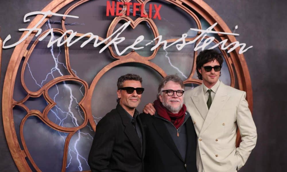 De izquierda a derecha, el actor estadounidense Oscar Isaac, el cineasta mexicano Guillermo del Toro y el actor australiano Jacob Elord posan durante la alfombra roja de la película de  'Frankenstein' en Ciudad de México (México). Imagen de archivo. EFE/ Mario Guzmán