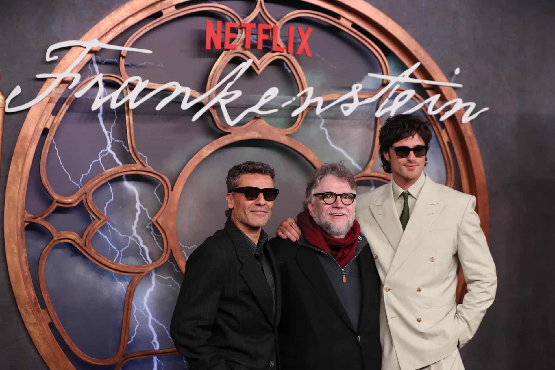 De izquierda a derecha, el actor estadounidense Oscar Isaac, el cineasta mexicano Guillermo del Toro y el actor australiano Jacob Elord posan durante la alfombra roja de la película de  'Frankenstein' en Ciudad de México (México). Imagen de archivo. EFE/ Mario Guzmán