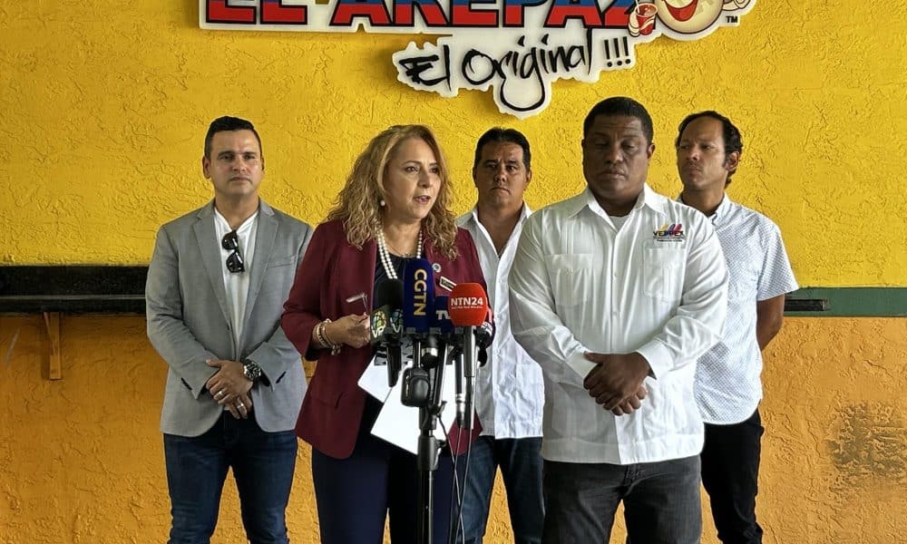 La fundadora de la Asociación Multicultural de Activistas Voz y Expresión (AMAVEX), Helene Villalonga (ci), habla junto al presidente de la organización Venezolanos Perseguidos Políticos en el Exilio (VEPPEX), José Antonio Colina (cd), durante una rueda de prensa celebrada en la ciudad de Doral, aledaña a Miami, Florida (EE.UU.). Imagen de archivo. EFE/Blanca Escriche