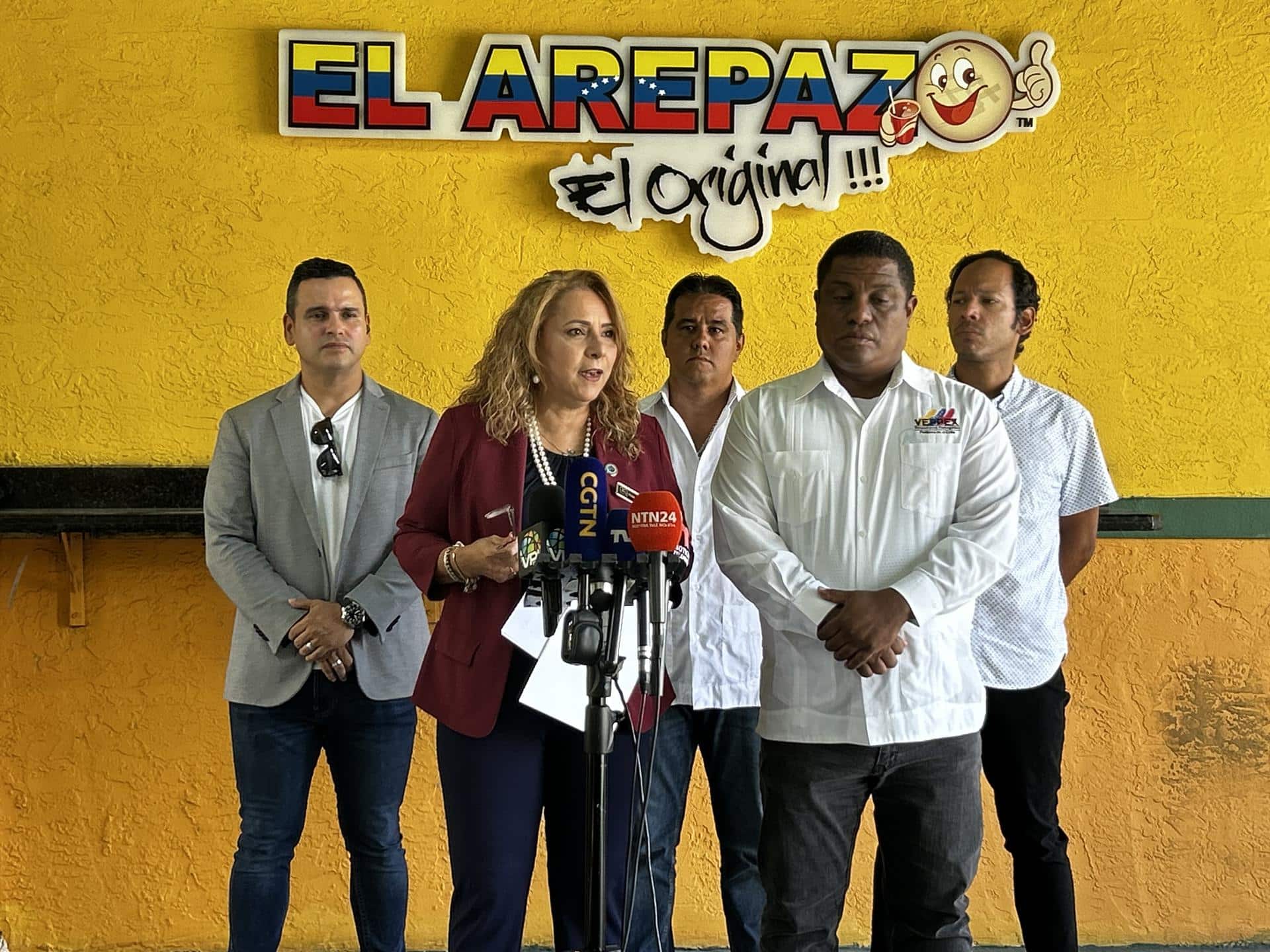 La fundadora de la Asociación Multicultural de Activistas Voz y Expresión (AMAVEX), Helene Villalonga (ci), habla junto al presidente de la organización Venezolanos Perseguidos Políticos en el Exilio (VEPPEX), José Antonio Colina (cd), durante una rueda de prensa celebrada en la ciudad de Doral, aledaña a Miami, Florida (EE.UU.). Imagen de archivo. EFE/Blanca Escriche