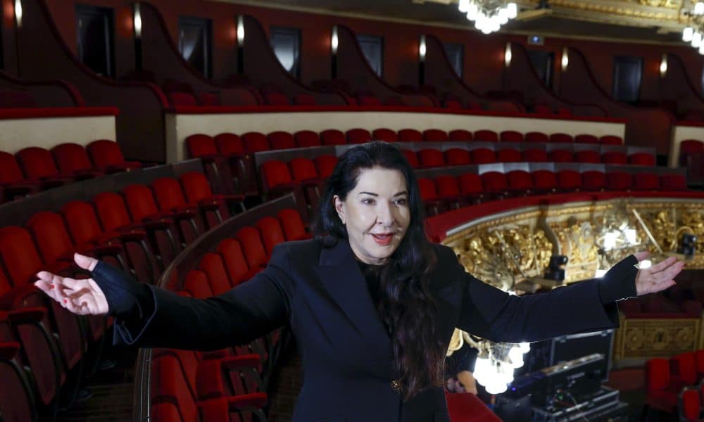 .- La artista serbia Marina Abramović, figura clave del arte de la performance internacional, durante la presentación este miércoles de su nuevo espectáculo 'Balkan Erotic Epic', en la que fusiona mitos ancestrales de los Balcanes, tradiciones folclóricas y erotismo para crear una obra inmersiva de gran intensidad visual y simbólica que se podrá ver en el Gran Teatre del Liceu desde el próximo sábado. EFE/Toni Albir