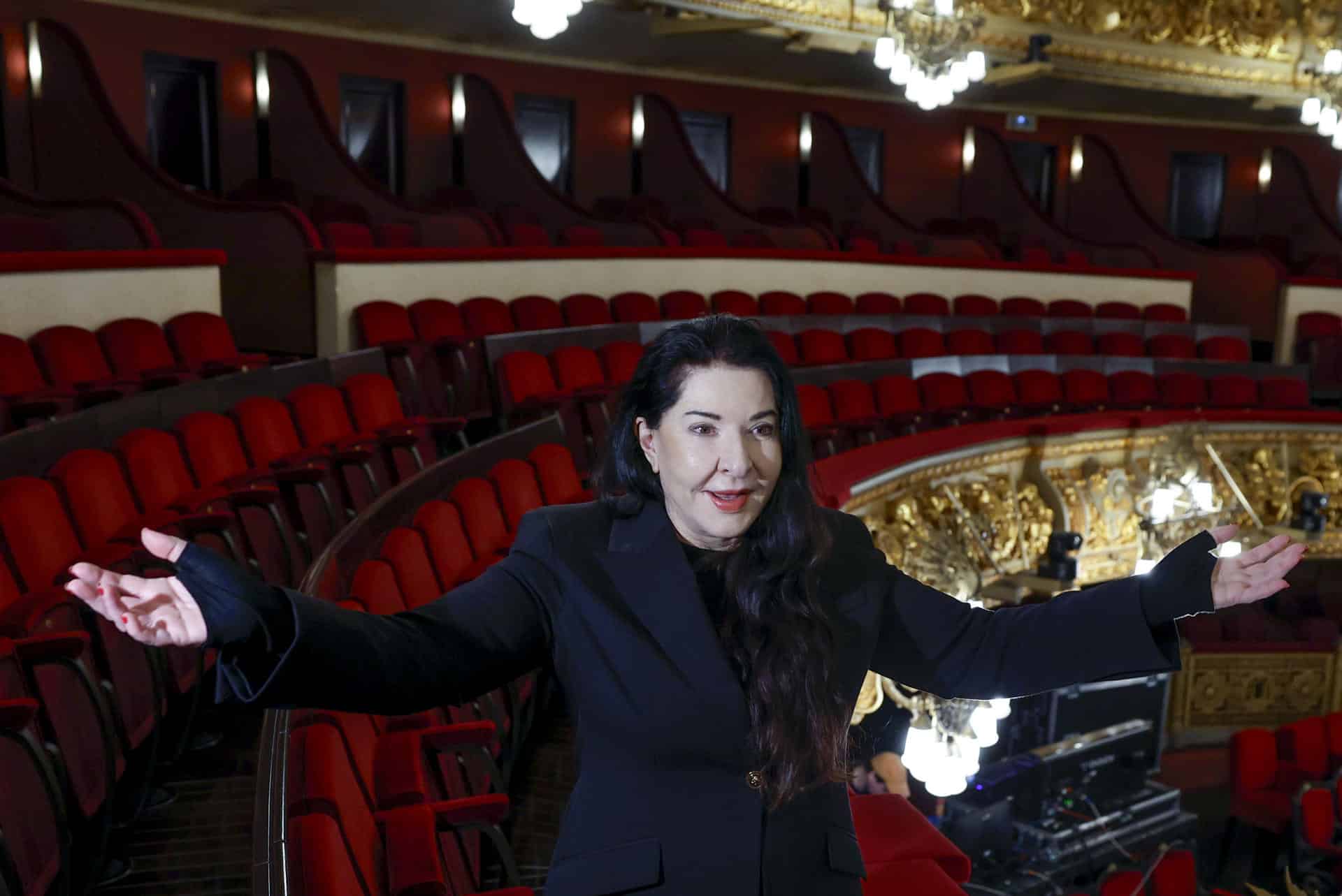 .- La artista serbia Marina Abramović, figura clave del arte de la performance internacional, durante la presentación este miércoles de su nuevo espectáculo 'Balkan Erotic Epic', en la que fusiona mitos ancestrales de los Balcanes, tradiciones folclóricas y erotismo para crear una obra inmersiva de gran intensidad visual y simbólica que se podrá ver en el Gran Teatre del Liceu desde el próximo sábado. EFE/Toni Albir