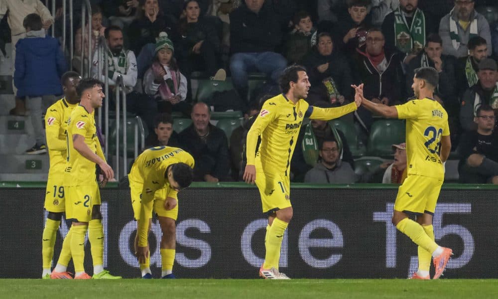 Los jugadores del Villarreal celebran su segundo gol, obra del delantero georgiano Georges Mikautadze (3i), durante el partido de fútbol de LaLiga entre el Elche CF y el Villarreal,  en el estadio Martínez Valero. EFE / Pablo Miranzo