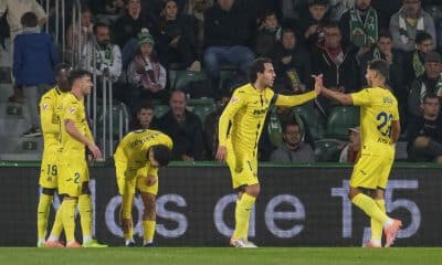 Los jugadores del Villarreal celebran su segundo gol, obra del delantero georgiano Georges Mikautadze (3i), durante el partido de fútbol de LaLiga entre el Elche CF y el Villarreal,  en el estadio Martínez Valero. EFE / Pablo Miranzo