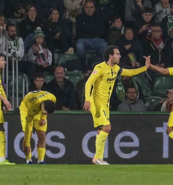 Los jugadores del Villarreal celebran su segundo gol, obra del delantero georgiano Georges Mikautadze (3i), durante el partido de fútbol de LaLiga entre el Elche CF y el Villarreal,  en el estadio Martínez Valero. EFE / Pablo Miranzo
