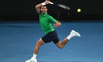 El serbio Novak Djokovic, en acción durante su partido de tercera ronda frente al neerlandés Botic Van De Zandschulp en el Abierto de Australia en el Melbourne Park. EFE/LUKAS COCH