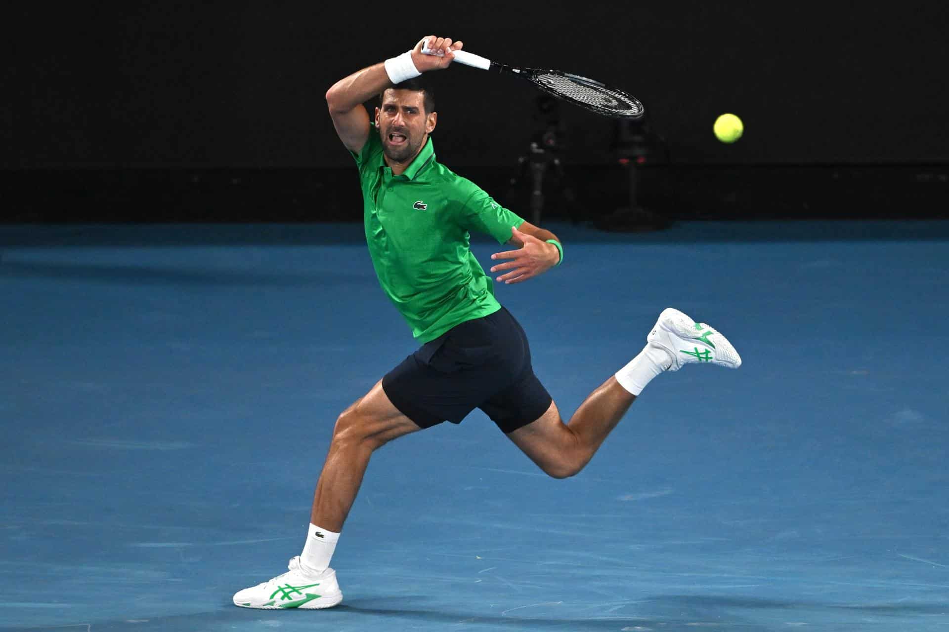 El serbio Novak Djokovic, en acción durante su partido de tercera ronda frente al neerlandés Botic Van De Zandschulp en el Abierto de Australia en el Melbourne Park. EFE/LUKAS COCH