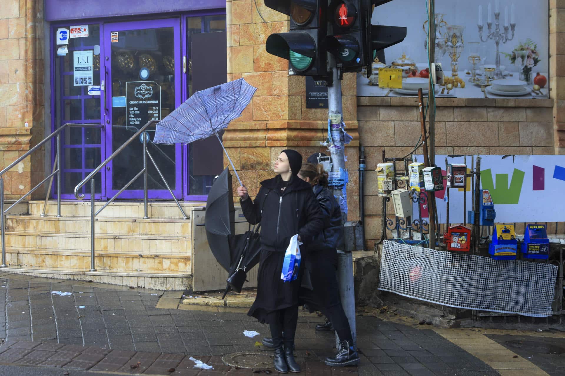 Una tormenta invernal azota Israel con viento y lluvia este martes. Las fuertes lluvias que asolan Israel han causado inundaciones en diversos puntos del país, lo que ha dejado varios heridos y decenas de personas atrapadas, que los equipos de emergencia tratan de rescatar. EFE/ Magda Gibelli