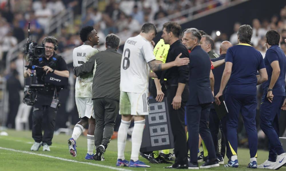 Simeone conversa con Valverde, tras una discusión con Vinicius. EFE/Kai Forsterling