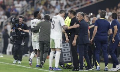Simeone conversa con Valverde, tras una discusión con Vinicius. EFE/Kai Forsterling
