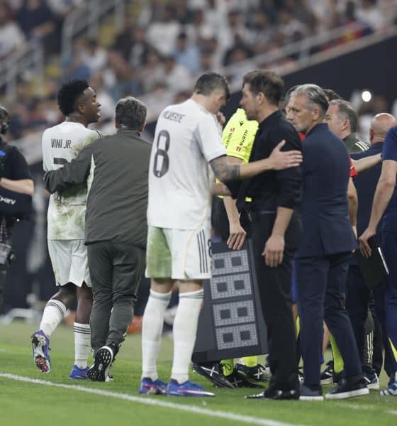 Simeone conversa con Valverde, tras una discusión con Vinicius. EFE/Kai Forsterling