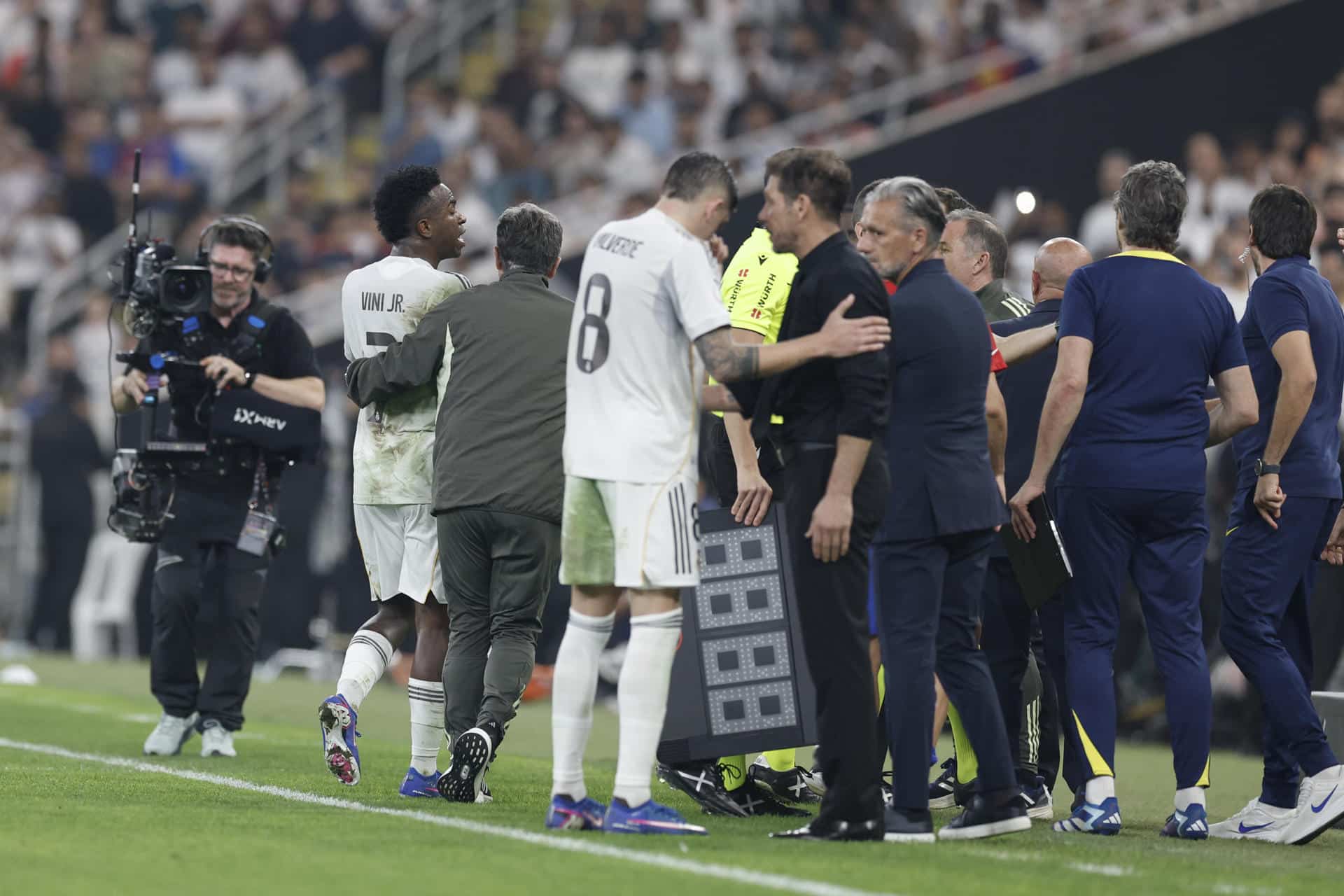Simeone conversa con Valverde, tras una discusión con Vinicius. EFE/Kai Forsterling