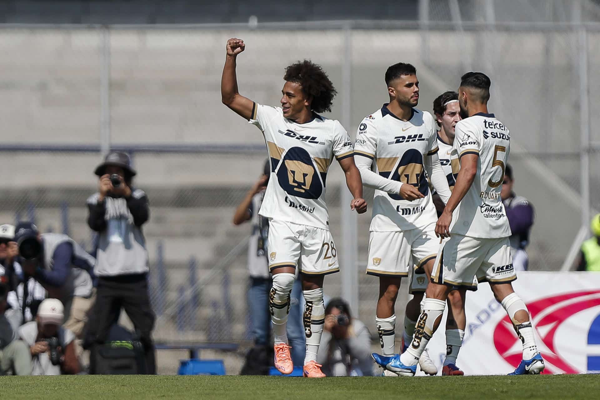 Adalberto Carrasquilla (c) de Pumas celebra un gol este domingo, durante un encuentro por la jornada 1 del torneo Clausura 2026 de la Liga MX en el estadio Olímpico Universitario, en Ciudad de México (México). EFE/ Isaac Esquivel