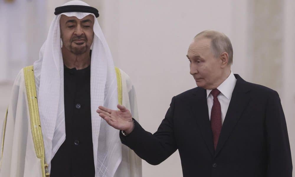 El líder ruso, Vladímir Putin (derecha), recibe en Moscú al presidente de Emiratos Árabes Unidos, Mohamed bin Zayed, a su llegada al Kremlin. EFE/EPA/Maxim Shipenkov
