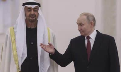 El líder ruso, Vladímir Putin (derecha), recibe en Moscú al presidente de Emiratos Árabes Unidos, Mohamed bin Zayed, a su llegada al Kremlin. EFE/EPA/Maxim Shipenkov