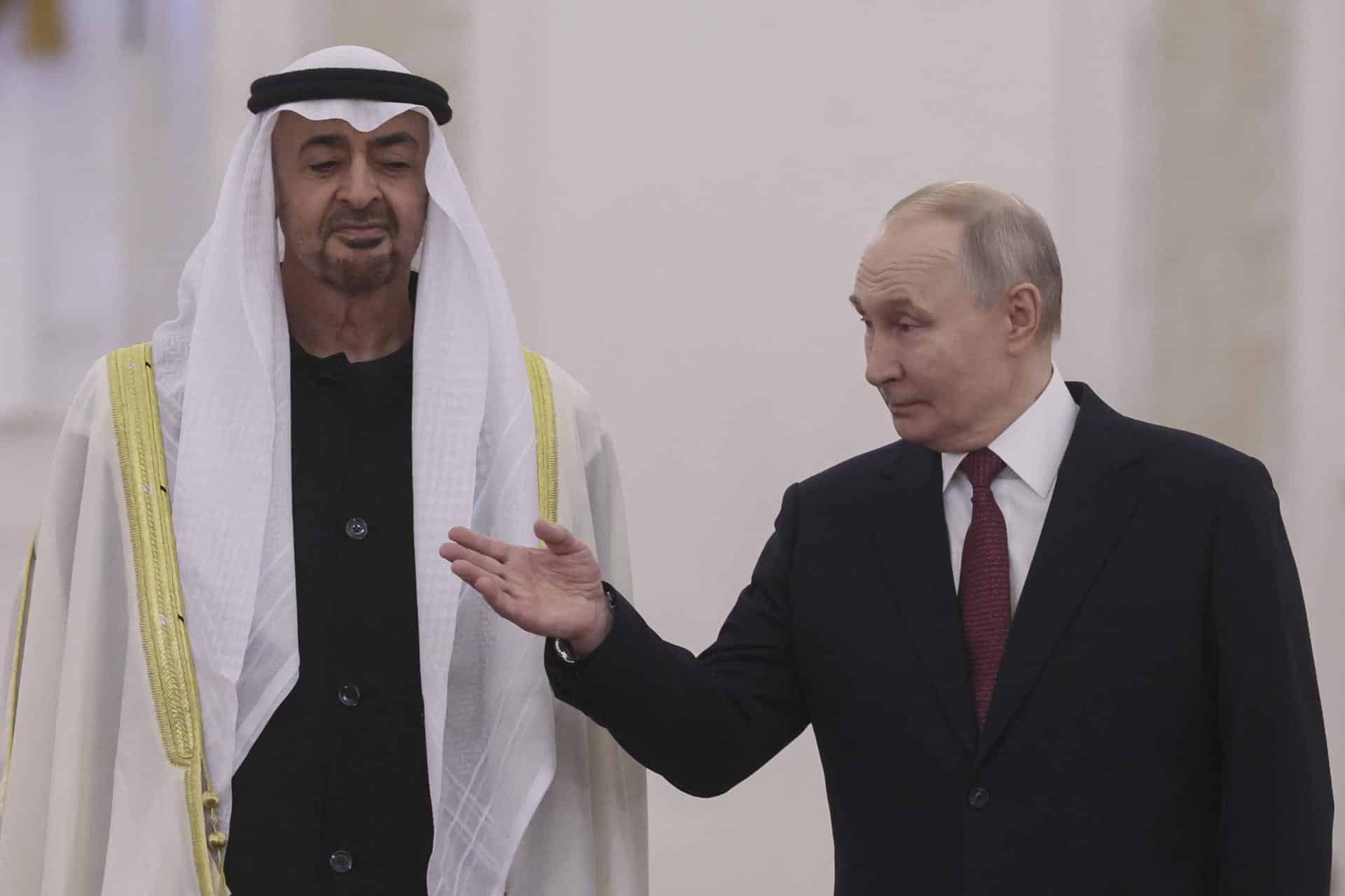 El líder ruso, Vladímir Putin (derecha), recibe en Moscú al presidente de Emiratos Árabes Unidos, Mohamed bin Zayed, a su llegada al Kremlin. EFE/EPA/Maxim Shipenkov