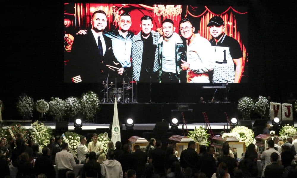 Seguidores del cantante colombiano Yeison Jiménez participan en un homenaje póstumo este miércoles, en el Movistar Arena en Bogotá (Colombia). EFE/ Carlos Ortega