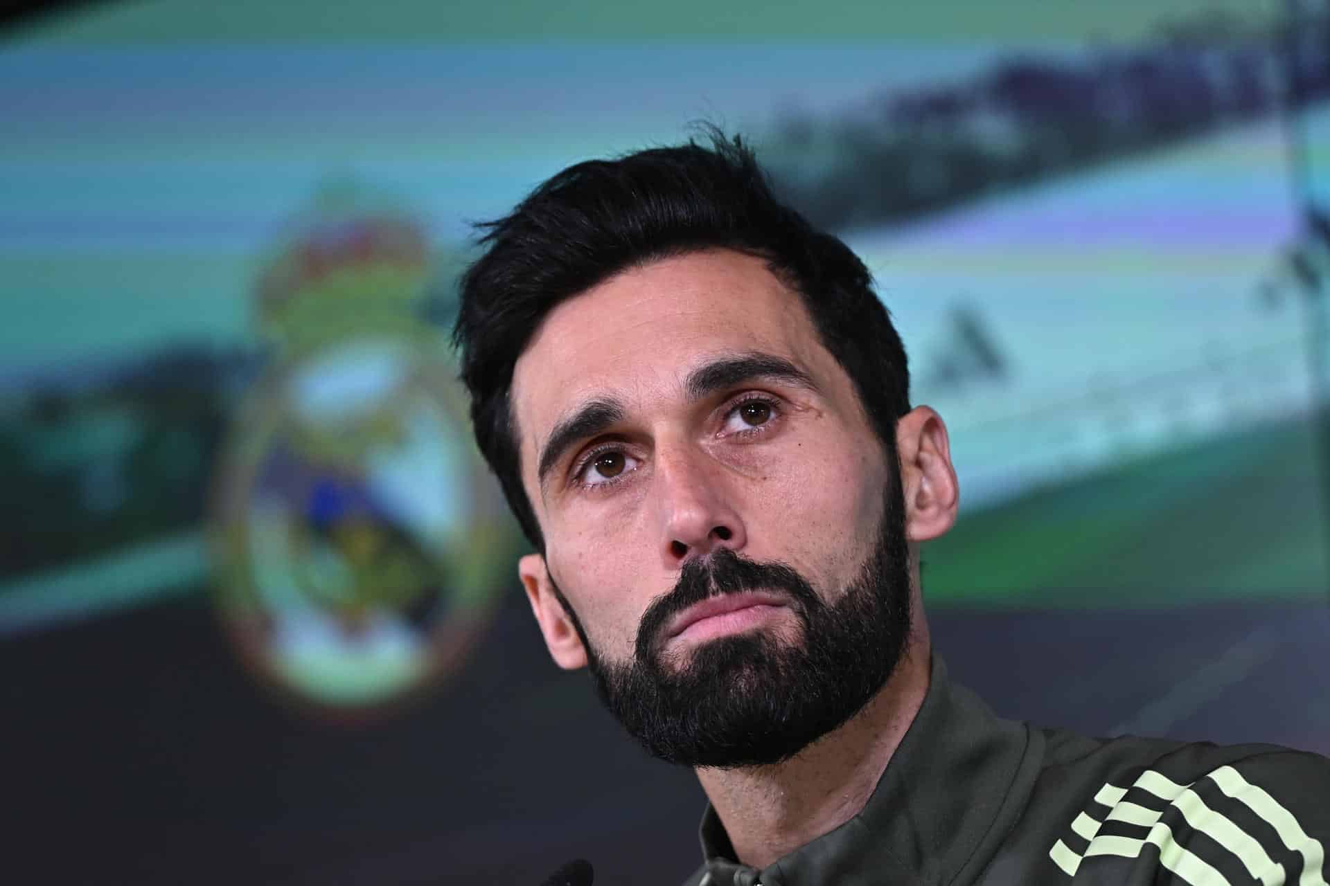 El entrenador del Real Madrid Álvaro Arbeloa ofrece una rueda de prensa tras el entrenamiento del equipo en la Ciudad Deportiva de Valdebebas en Madrid, en preparación del partido liguero contra el Rayo Vallecano. EFE/ Fernando Villar