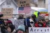 Personas sostienen carteles durante una manifestación en rechazo a los operativos del Servicio de Inmigración y Control de Aduanas (ICE) en Mineápolis (Estados Unidos). EFE/ Angel Colmenares
