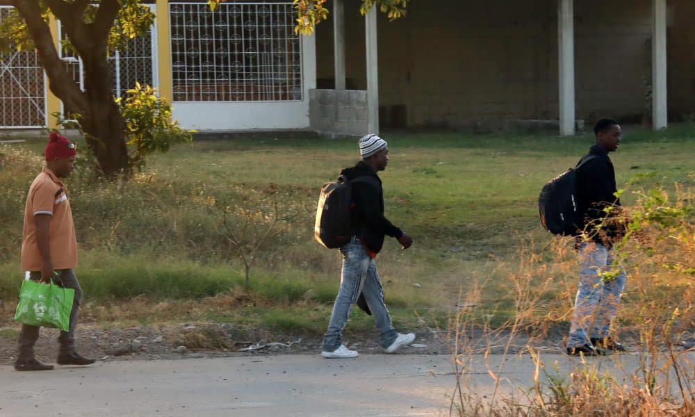Personas caminan por una calle este martes, en Tapachula (México). EFE/ Juan Manuel Blanco