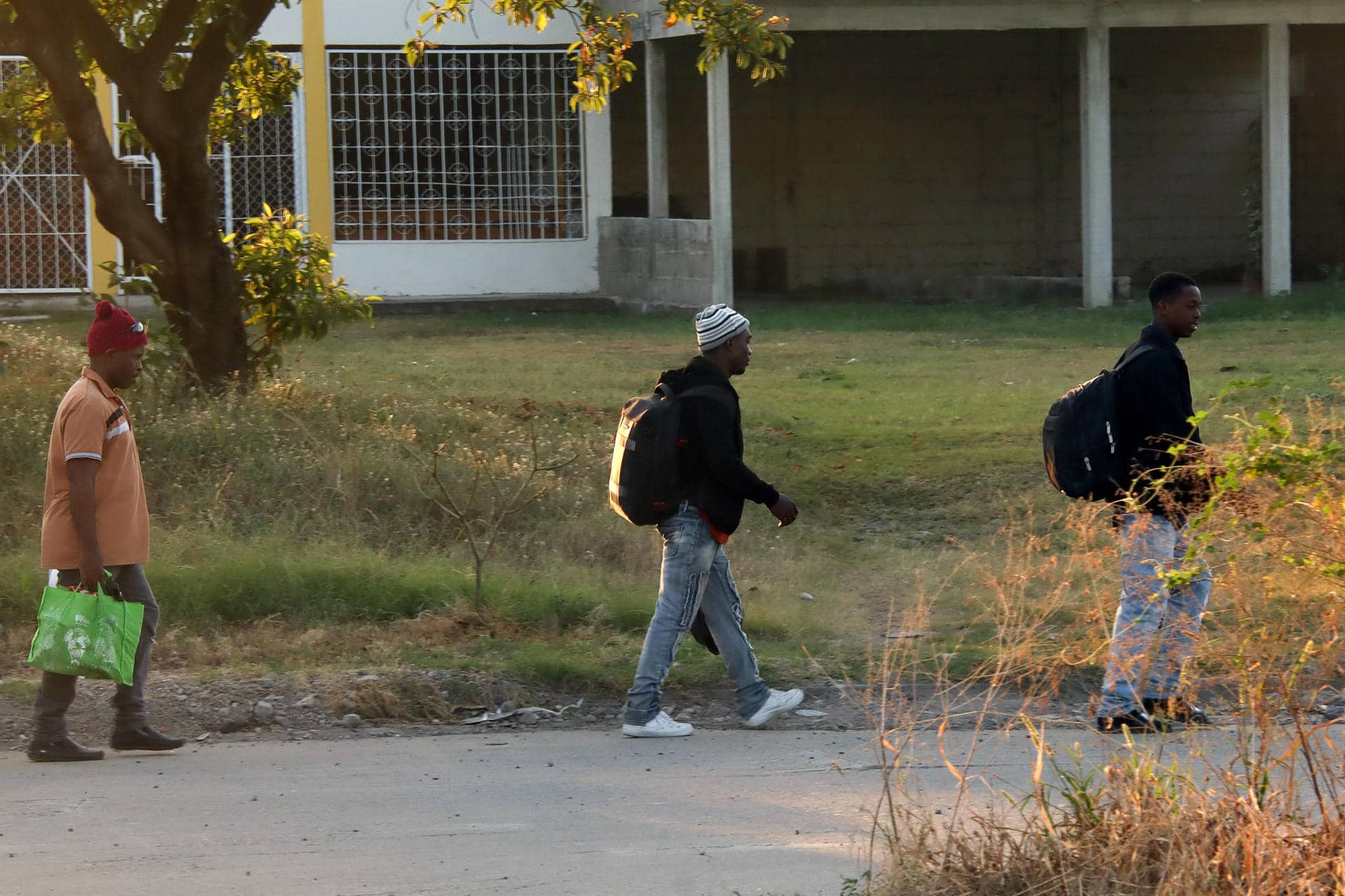 Personas caminan por una calle este martes, en Tapachula (México). EFE/ Juan Manuel Blanco