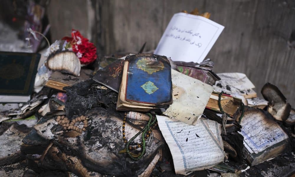 Coranes quemados de la mezquita Beheshti, del oriental barrio de Tehranpars, durante las protestas que han sacudido el país en las últimas semanas. Irán mostró este miércoles los destrozos que sufrieron mezquitas de Teherán, uno de los símbolos de la República Islámica, en las protestas de las que acusa a Estados Unidos e Israel y en las que han muerto miles de personas, según grupos de derechos humanos, en la represión policial. EFE/Jaime León