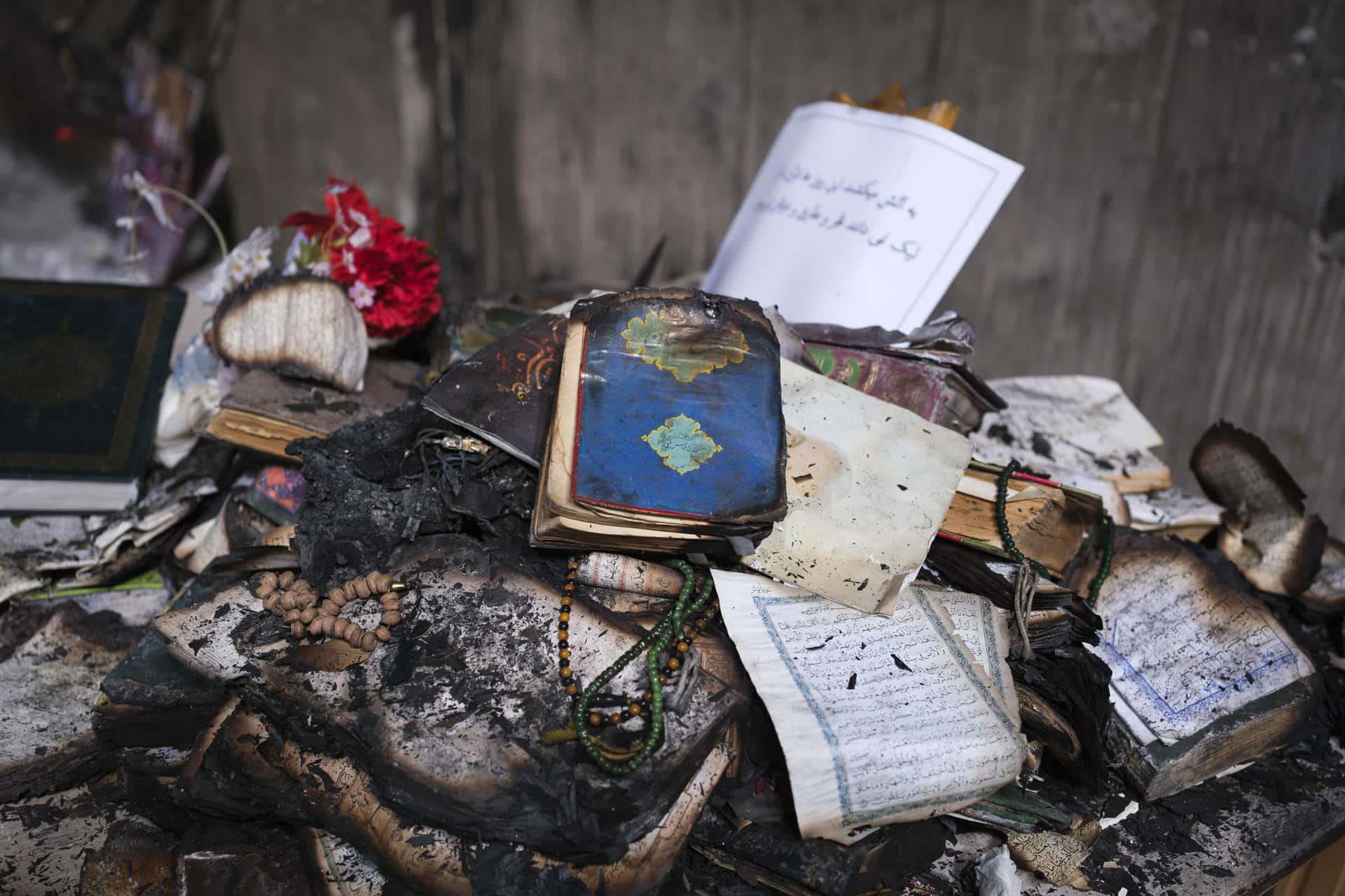 Coranes quemados de la mezquita Beheshti, del oriental barrio de Tehranpars, durante las protestas que han sacudido el país en las últimas semanas. Irán mostró este miércoles los destrozos que sufrieron mezquitas de Teherán, uno de los símbolos de la República Islámica, en las protestas de las que acusa a Estados Unidos e Israel y en las que han muerto miles de personas, según grupos de derechos humanos, en la represión policial. EFE/Jaime León