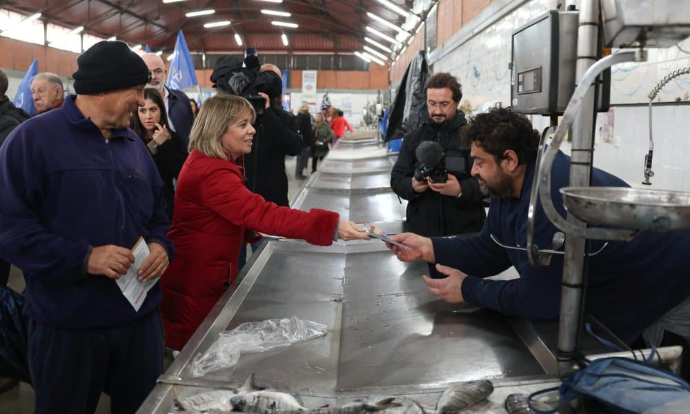 La candidata Catarina Martins visita um mercado. EFE/EPA/LUIS FORRA