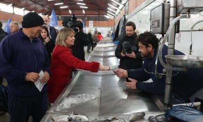 La candidata Catarina Martins visita um mercado. EFE/EPA/LUIS FORRA