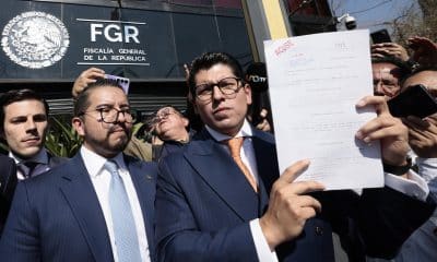 El abogado de la firma Vega Mac Gregor Arellano, Adrián Arellano, muestra una denuncia interpuesta por una de las familias afectadas por el descarrilamiento del Tren Interoceánico este lunes, en Ciudad de México (México). EFE/José Méndez
