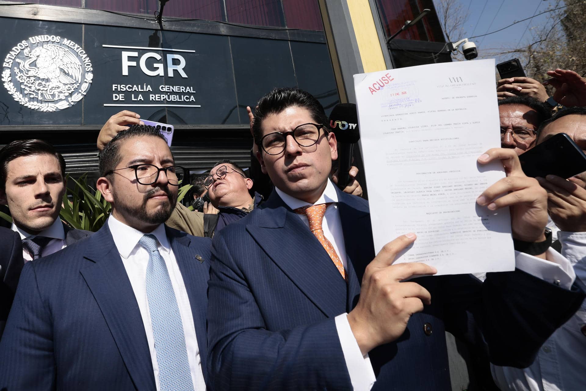 El abogado de la firma Vega Mac Gregor Arellano, Adrián Arellano, muestra una denuncia interpuesta por una de las familias afectadas por el descarrilamiento del Tren Interoceánico este lunes, en Ciudad de México (México). EFE/José Méndez