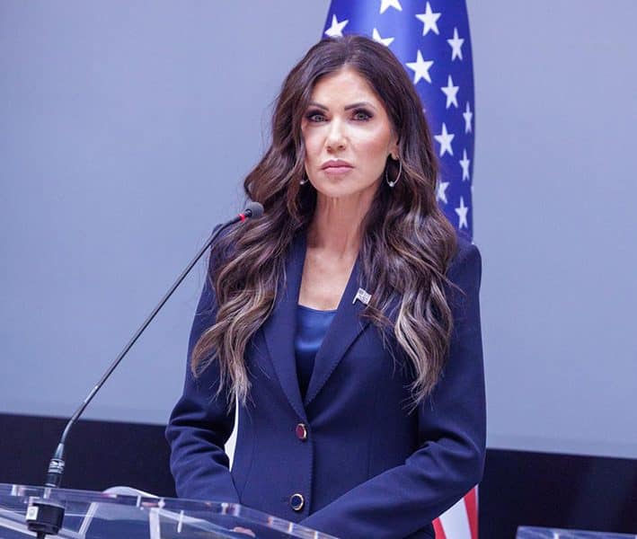 Piden al Congreso un juicio a Kristi Noem